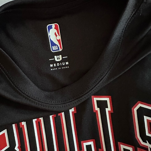 Men’s BULLS Tshirt - Picture 3 of 3